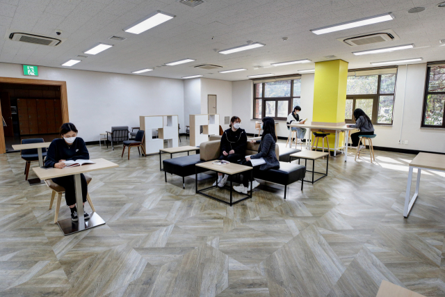 계명대 동산도서관에서 학생들이 자유롭게 학습하고 있다. 계명대 제공