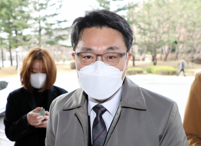 김진욱 고위공직자범죄수사처장이 19일 오전 정부과천청사로 출근하고 있다. 연합뉴스