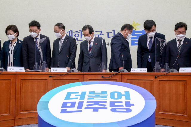 19일 오전 국회 더불어민주당 당대표회의실에서 열린 제3차 고위당정협의회에서 정세균 국무총리, 김태년 당대표 직무대행 등 참석자들이 기념촬영을 마치고 자리에 앉고 있다. 왼쪽부터 진선미 국회 국토교통위원장, 박광온 사무총장, 홍남기 경제부총리, 정 총리, 김 당대표 직무대행, 김상조 청와대 정책실장, 박범계 법무부 장관. 연합뉴스