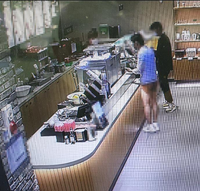 지난 18일 부산 한 커피전문점에서 한 남성이 엉덩이가 보일 정도로 짧은 하의를 입고 커피를 주문한다는 신고가 접수돼 경찰이 추적에 나섰다고 19일 밝혔다. CCTV 영상에 찍힌 이 남성은 상의는 흰색 바람막이를 입고, 하의는 엉덩이가 훤히 보일 정도의 검은색 하의만 착용했다. 연합뉴스
