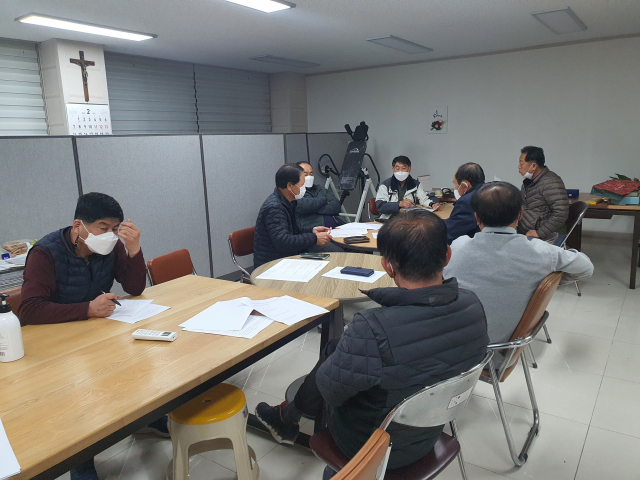 군위군통합신공항추진위원회는 19일 추진위 사무실에서 회장단 회의를 갖고 6월 말까지 행정안전부에 관할구역 변경 건의서를 제출해줄 것을 촉구하는 입장문을 채택했다. 군위군통합신공항추진위원회 제공