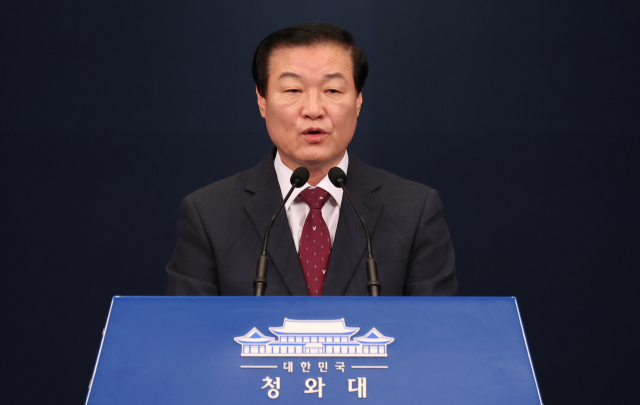정만호 국민소통수석이 19일 오후 청와대 춘추관 대브리핑룸에서 청와대 직원 토지거래 내역 2차 조사결과 관련 브리핑을 하고 있다. 연합뉴스