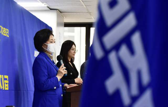 더불어민주당 박영선 서울시장 후보가 19일 서울 종로구 율곡로 안국빌딩 선거 캠프 사무실에서 