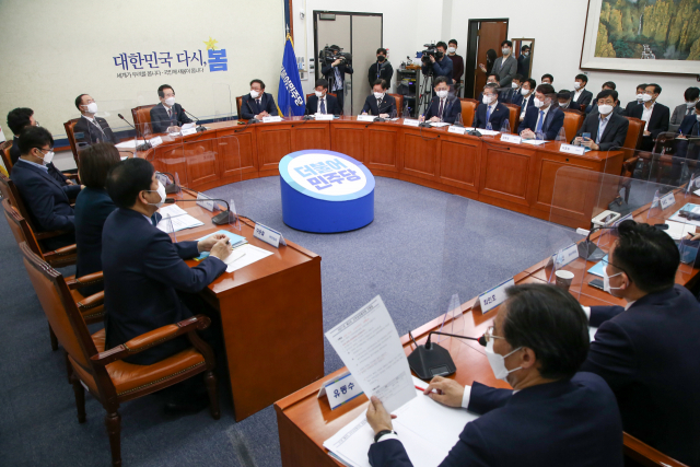19일 오전 국회 더불어민주당 당대표회의실에서 부동산 투기 근절 대책 등을 위한 제3차 고위당정협의회가 열리고 있다. 연합뉴스
