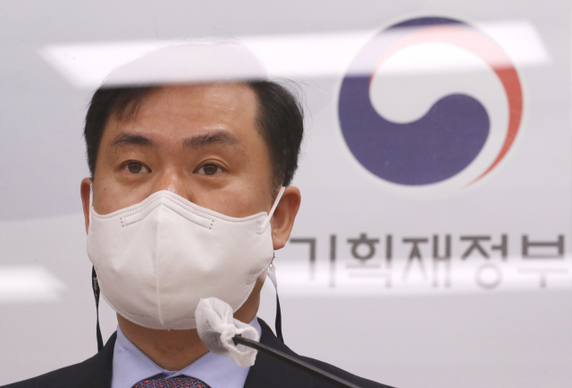 김영훈 기획재정부 경제분석과장이 19일 오전 세종시 정부세종청사에서 2월 최근 경제동향을 발표하고 있다. 연합뉴스