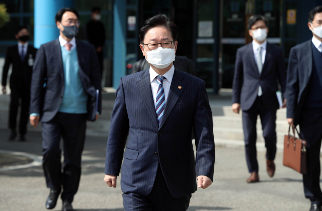 박범계 법무부 장관이 18일 대구지방검찰청 상주지청에 찾아 검찰 관계자들을 격려 후 떠나고 있다. 박 장관은 이날 직원 격려차 상주지청을 방문했다. 연합뉴스