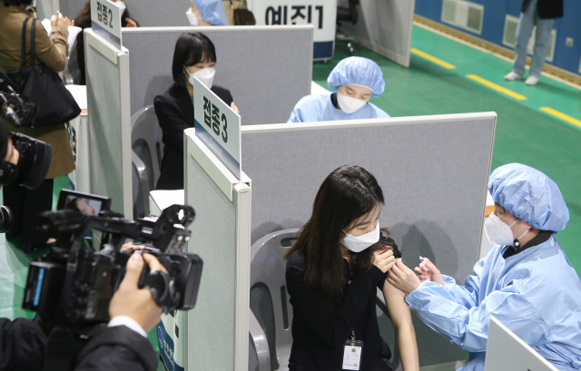 19일 오전 광주 서구 염주체육관에 마련된 예방접종센터에서 방역당국 관계자들이 모의훈련을 하고 있다. 서구는 내달 1일부터 75세 이상 접종 대상자를 시작으로 일반 시민을 상대로 한 신종 코로나바이러스 감염증(코로나19) 접종을 시작한다. 연합뉴스