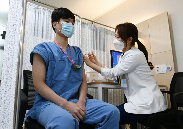 코로나19 환자를 치료하는 의료기관 종사자에 대한 화이자 백신 2차 접종이 실시된 20일 종로구 국립중앙의료원 접종센터에서 대상자들이 백신을 맞고 있다. 화이자 백신은 3주 간격으로 2번을 맞아야 하는데 이날이 첫 접종일인 지난달 27일 이후 3주째가 되는 날이다. 연합뉴스
