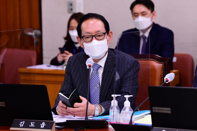 국민의힘 김도읍 간사가 18일 국회에서 열린 법제사법위원회 전체회의에서 의사진행 발언을 하고 있다. 연합뉴스