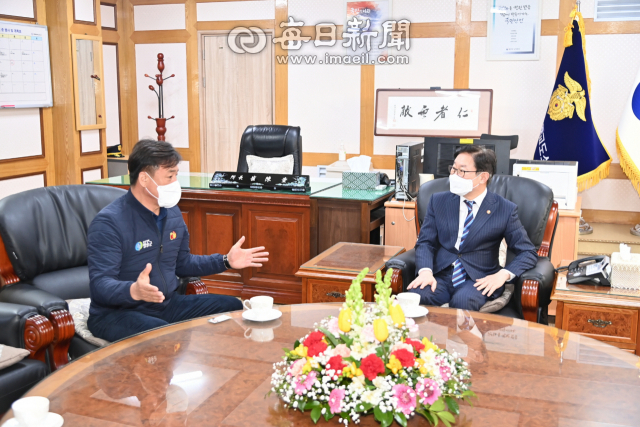 윤경희(사진 왼쪽) 청송군수가 18일 경북 청송군 소재 경북북부제2교도소를 방문한 박범계 법무부장관을 만나 여자교도소 유치 등 법무부 관련 지역 현안사업을 건의하고 있다. 청송군 제공