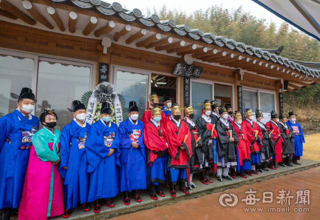 춘분날인 20일 발해 후손들이 춘계 대제를 올린뒤 기념촬영을하고 있다. 김태형 선임기자 thk@imaeil.com