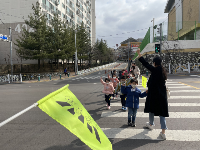 지난 18일 경북 안동 복주초등학교 병설유치원은 원생들이 다양한 환경에서 교통안전 사고에 대비할 수 있도록 체험형 교육을 시행했다. 원생들이 교사의 지도 아래 횡단보도를 건너는 모습. 안동교육지원청 제공