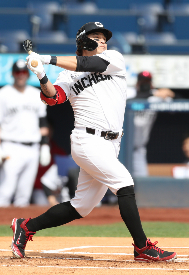 21일 창원NC파크에서 열린 2021년 KBO 프로야구 NC 다이노스와 SSG 랜더스 시범경기. 1회 초 무사 1루 상황 SSG 2번 추신수가 힘차게 타격하고 있다. 연합뉴스