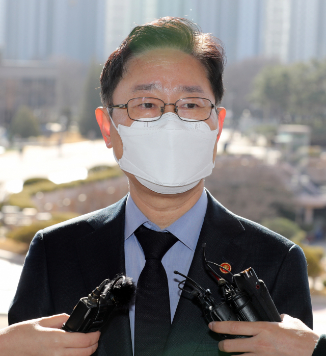 박범계 법무부 장관이 22일 오전 정부과천청사 법무부에 출근하며 취재진 질문에 답하고 있다. 연합뉴스