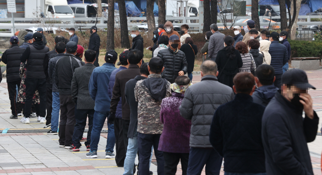 신종 코로나바이러스 감염증(코로나19) 신규 확진자가 닷새 연속 400명대를 기록한 21일 오전 서울 구로역광장에 마련된 임시 선별진료소 앞에 시민들과 외국인들이 검체 검사를 받기 위해 줄을 서 있다. 연합뉴스