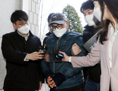 인천 한 초등학교 앞 어린이보호구역(스쿨존)에서 초등학생을 치어 숨지게 한 화물차 기사 A씨가 22일 오후 구속 전 피의자 심문(영장실질심사)을 받기 위해 인천시 미추홀구 인천지방법원으로 들어서고 있다. A씨는 지난 18일 오후 1시 50분께 인천시 중구 신흥동 한 초등학교 앞에서 혼자 횡단보도를 건너던 초등생 B(10)양을 25t 화물차로 치어 숨지게 한 혐의를 받고 있다. 연합뉴스