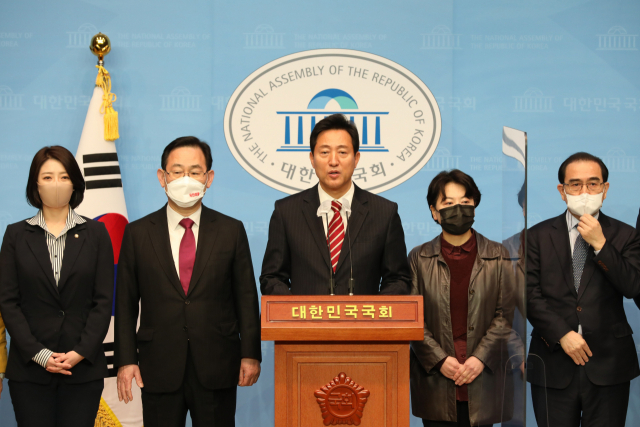 야권 후보 단일화를 위한 여론조사가 시작된 22일 오전 국회 소통관에서 국민의힘 오세훈 서울시장 후보와 주호영 원내대표, 의원들이 기자회견을 열고 지지를 호소하고 있다. 연합뉴스