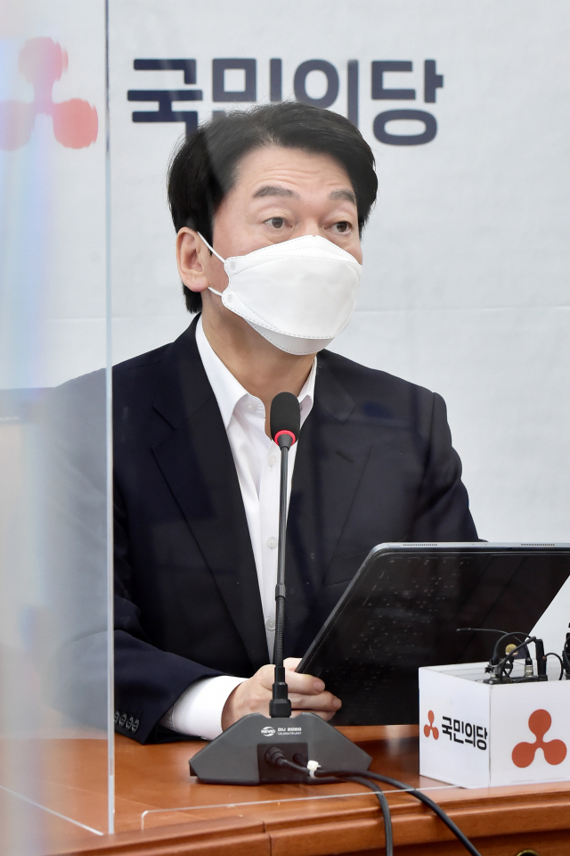 4.7 재보선 서울시장 후보로 출마한 국민의당 안철수 대표가 22일 오전 서울 여의도 국회에서 최고위원회의 산회 후 기자회견을 갖고 있다. 연합뉴스