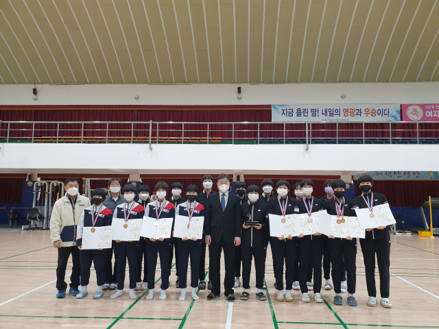 청송여자고등학교 배드민턴선수단이 지난 7일~18일 경남 밀양시 밀양배드민턴경기장에서 개최한 2021 한국중고배드민턴연맹 회장기 전국학생선수권대회에서 여자고등부 단체전 3위와 개인단식 우승(배주영), 개인복식 우승(박주은, 박슬), 혼합복식 우승(서소영) 등 3관왕을 달성했다.