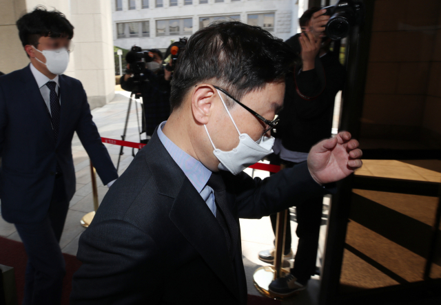 박범계 법무부 장관이 대법관후보추천위원회 참석을 위해 22일 오후 서울 서초구 대법원으로 들어가고 있다. 연합뉴스