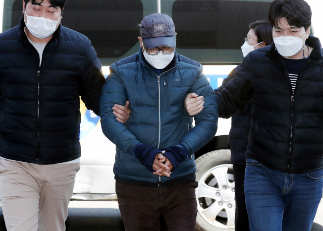 인천 한 초등학교 앞 어린이보호구역(스쿨존)에서 초등학생을 치어 숨지게 한 화물차 기사 A씨가 22일 오후 구속 전 피의자 심문(영장실질심사)을 받기 위해 인천시 미추홀구 인천지방법원으로 들어서고 있다. A씨는 지난 18일 오후 1시 50분께 인천시 중구 신흥동 한 초등학교 앞에서 혼자 횡단보도를 건너던 초등생 B(10)양을 25t 화물차로 치어 숨지게 한 혐의를 받고 있다. 연합뉴스