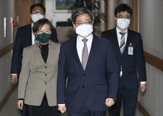 김명수 대법원장이 22일 오후 서울 서초구 대법원에서 열린 대법관후보 추천위원회 간담회에 김혜숙 위원장과 참석하고 있다. 연합뉴스