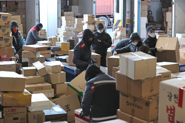 지난 1월 서울 송파구 서울동남권물류단지에서 택배 노동자들이 분류 작업을 하고 있다. 연합뉴스