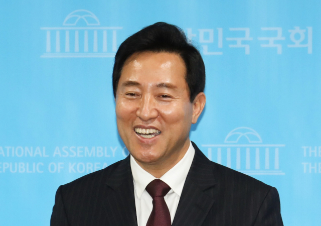 야권의 서울시장 보궐선거 단일후보로 선출된 국민의힘 오세훈 서울시장 후보가 23일 국회 소통관에서 미소지으며 취재진의 질문에 답하고 있다. 연합뉴스
