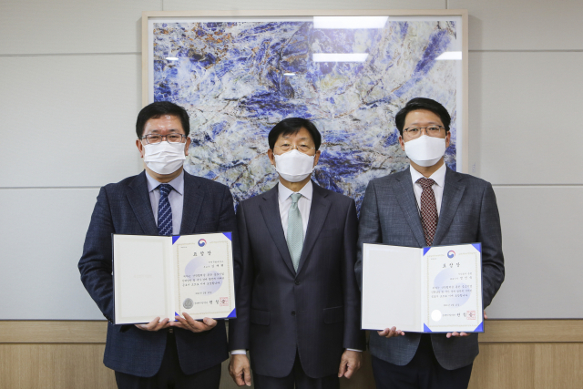 계명문화대 김재현 교수, 박승호 총장, 정진욱 ㈜줌랩 대표이사가 중소벤처기업부 장관 표창 전수식 후 기념촬영을 하고 있다. 계명문화대 제공