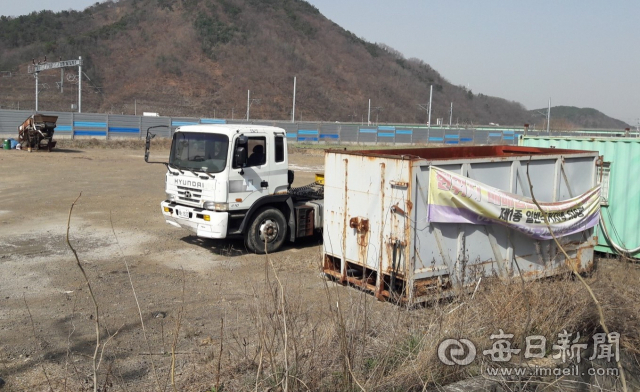 영천시 화룡동 일원 농지 상당수가 2018년 5월 제1종 일반주거지역 및 지구단위계획구역으로 용도 변경되면서 투기의심 거래가 늘고 있다. 사진은 매물로 나온 화룡동 일원 한 농지. 강선일 기자