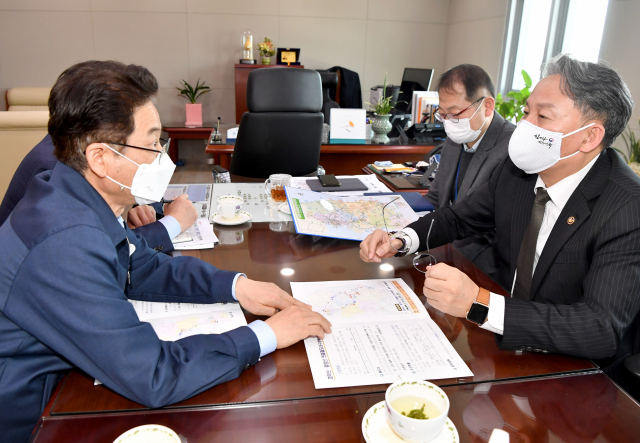 이철우(왼쪽) 경상북도지사가 23일 손명수(오른쪽) 국토교통부 제2차관을 만나 통합신공항 연계 철도망인 대구경북선의 전액 국비 지원 필요성을 강조하고 있다. 경북도 제공