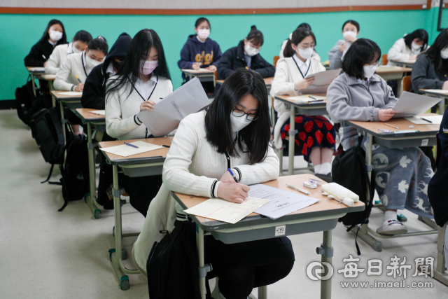 학년을 불문하고 고교에선 내신이 강조되는 추세다. 대입에서 내신의 영향력이 커진 탓이 크다. 중간고사와 기말고사를 잘 챙겨야 한다는 뜻이다. 지난달 23일 고교 전국연합학력평가 시험을 치르고 있는 대구 한 고교 모습. 매일신문 DB