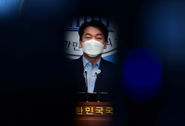 국민의당 안철수 서울시장 후보가 23일 서울 여의도 국회 소통관에서 단일화 결과 발표 관련 기자회견을 하고 있다. 연합뉴스