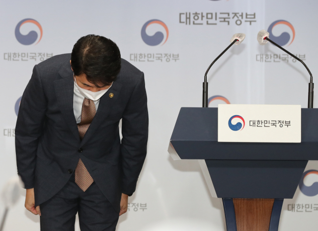 최창원 정부합동조사단장(국무1차장)이 지난 19일 정부서울청사에서 한국토지주택공사(LH) 투기 의심자에 대한 2차 조사 결과를 발표하기 전 인사하고 있다. 연합뉴스