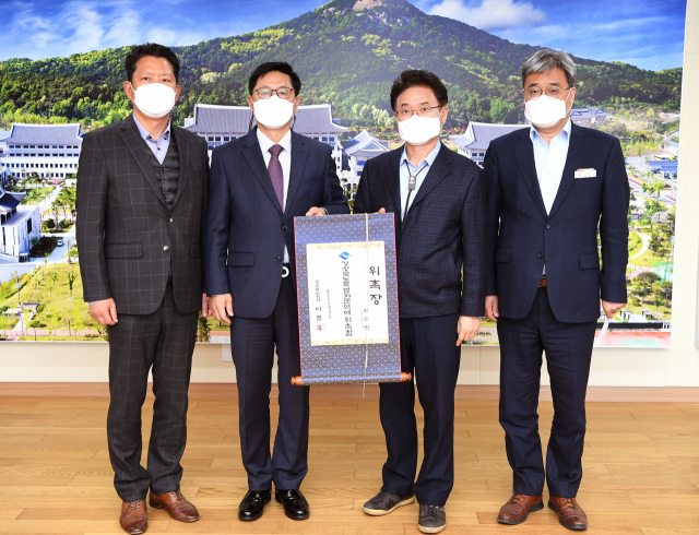 박건찬(왼쪽 두 번째) 전 경북경찰청장이 경북도 자치경찰 분야 특별자문역에 위촉된 뒤 이철우(오른쪽 두 번째) 경북도지사와 기념촬영을 하고 있다. 경북도 제공