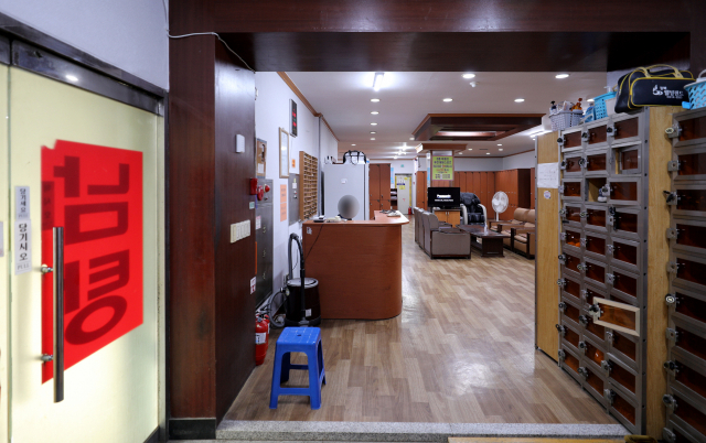 경산 목욕탕 발 코로나19 연쇄감염 우려에 대구 시내 목욕탕들이 개점 휴업 상태다. 23일 오후 북구의 한 목욕탕에 손님들의 발길이 뚝 끊겨 썰렁한 모습이다. 김영진 기자 kyjmaeil@imaeil.com