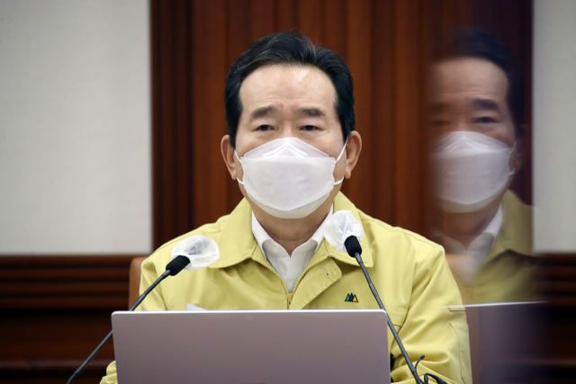 정세균 국무총리가 24일 정부서울청사에서 열린 신종 코로나바이러스 감염증(코로나19) 대응 중앙재난안전대책본부(중대본) 회의를 주재하고 있다. 연합뉴스