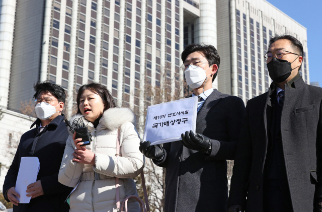 지난 8일 오전 서울 서초구 서울중앙지방법원 앞에서 제10회 변호사시험 국가배상청구소송 대리인단 및 응시생들이 대한민국 정부를 상대로 한 국가배상 소송 청구 기자회견을 하고 있다. 연합뉴스