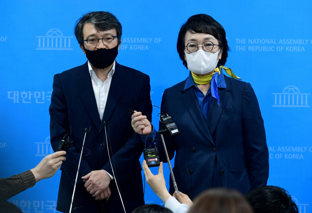 의원직 사퇴를 선언한 열린민주당 김진애 서울시장 후보(오른쪽)와 의원직 승계예정자인 김의겸 전 청와대 대변인이 3일 국회 소통관에서 취재진과 인터뷰하고 있다. 연합뉴스