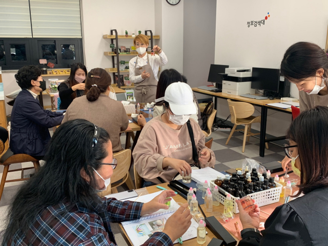성주군청년창업LAB 창업기능교육 참가자들이 아로마숍플라워 전문과정 교육을 받고 있다. 성주군 제공