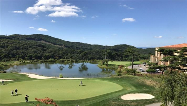 인경산자락에 자리 잡고 있는 이븐데일CC는 청정 자연을 느낄 수 있고 홀별로 독특한 개성을 지녀 도전적인 골프 코스로 유명하다. 자이언트 골프앤투어 제공