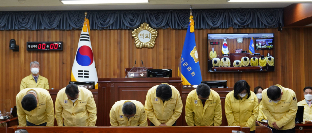 울진군의원들이 의장 구속에 따른 대군민 사과문을 발표하고 머리숙여 사과하고 있다. 울진군의회 제공