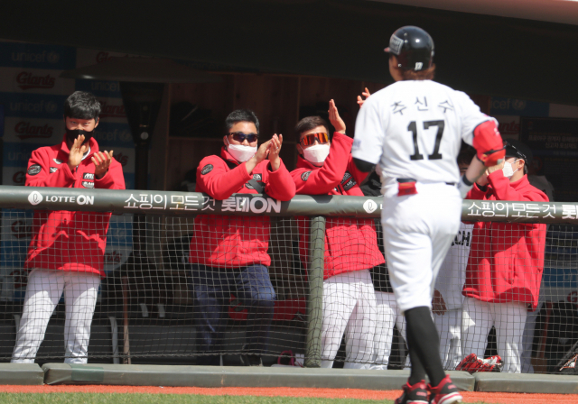 23일 부산 사직구장에서 열린 2021년 KBO 프로야구 SSG 랜더스 - 롯데 자이언츠 시범경기. 3회 초 2사 만루 SSG 추신수가 2타점 적시타를 치고 더그아웃에서 축하를 받고 있다. 연합뉴스