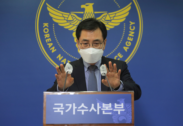 최승렬 경찰청 국가수사본부 수사국장이 24일 오후 서울 서대문구 경찰청 기자실에서 부동산 투기 의혹 수사와 관련해 브리핑하기 전 마이크를 조정하고 있다. 연합뉴스