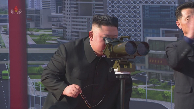 청와대는 25일 오전 9시 국가안전보장회의(NSC) 상임위원회 긴급회의를 열어 북한이 발사체를 쏘아 올린 것에 대한 대책을 논의한다고 밝혔다. 사진은 김정은 북한 국무위원장이 지난 23일 수도 평양에 주택 1만세대를 짓는 착공식에 참석한 모습. [조선중앙TV 화면] [국내에서만 사용가능. 재배포 금지. For Use Only in the Republic of Korea. No Redistribution] 연합뉴스