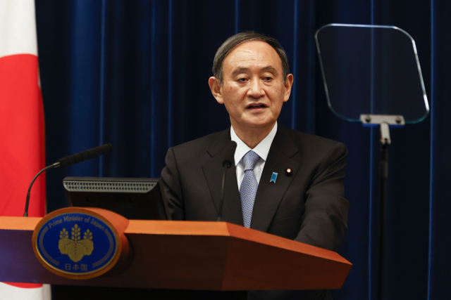 스가 요시히데 일본 총리가 18일 도쿄 총리관저에서 기자회견을 하고 있다. 연합뉴스