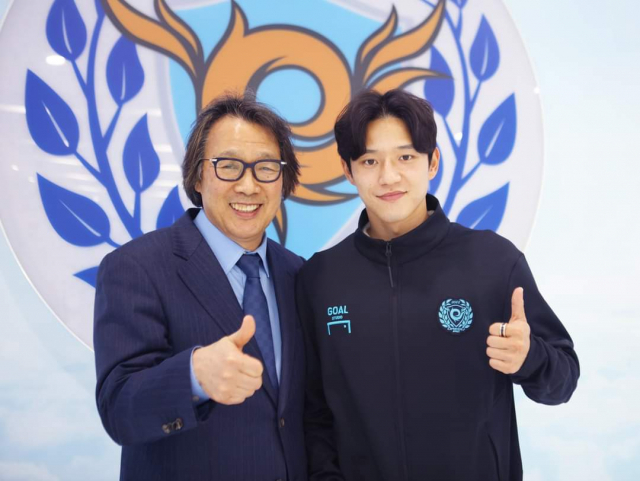 대구FC 조광래 대표이사(왼쪽)와 정승원이 연봉협상을 체결한 뒤 각오를 다지고 있다. 대구FC 제공