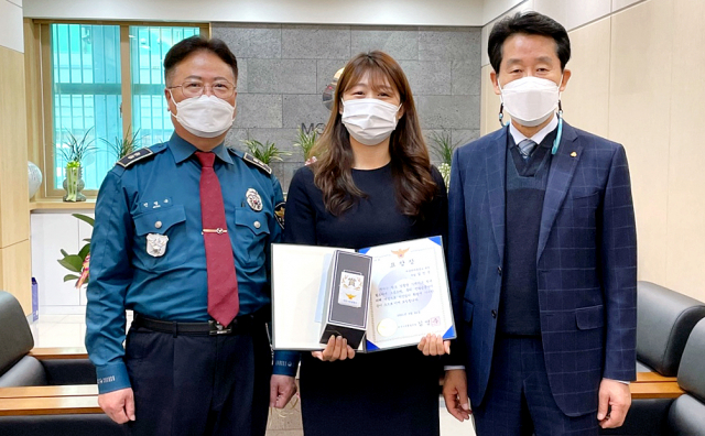 대구 서부경찰서 평산지구대는 보이스피싱 피해를 막은 비산새마을금고 본점과 서대구농협 비산지점 직원에게 24일 표창장을 전달했다. 대구 서부경찰서 제공