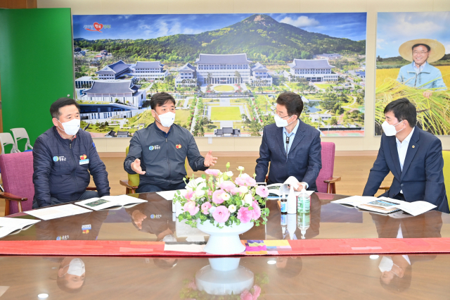 24일 윤경희(왼쪽 두 번째) 청송군수가 경상북도를 방문해 지역 현안 사업에 대한 설명과 도 차원의 지원을 요청하고 있다. 청송군 제공