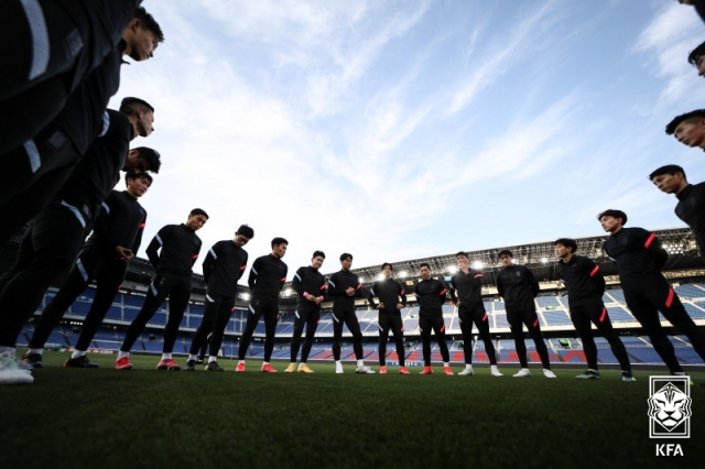 한국 축구대표팀선수들이 한일 친선 경기를 하루 앞둔 24일 오후 일본 가나가와현 요코하마시 닛산 스타디움에서 최종 훈련을 앞두고 모여 있다. 연합뉴스